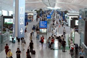 مطار هونغ كونغ , الفنادق والمطاعم :